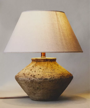 STONA LAMPA SREDNJE VELIČINE SA KERAMIČKIM POSTOLJEM