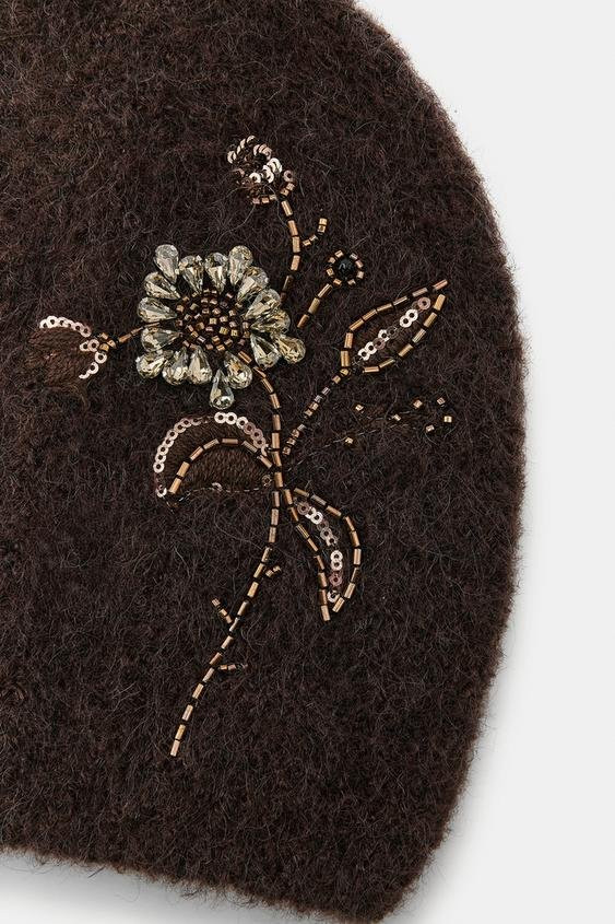 PLETENA KAPA SA PERLICAMA I CVETNIM DEZENOM