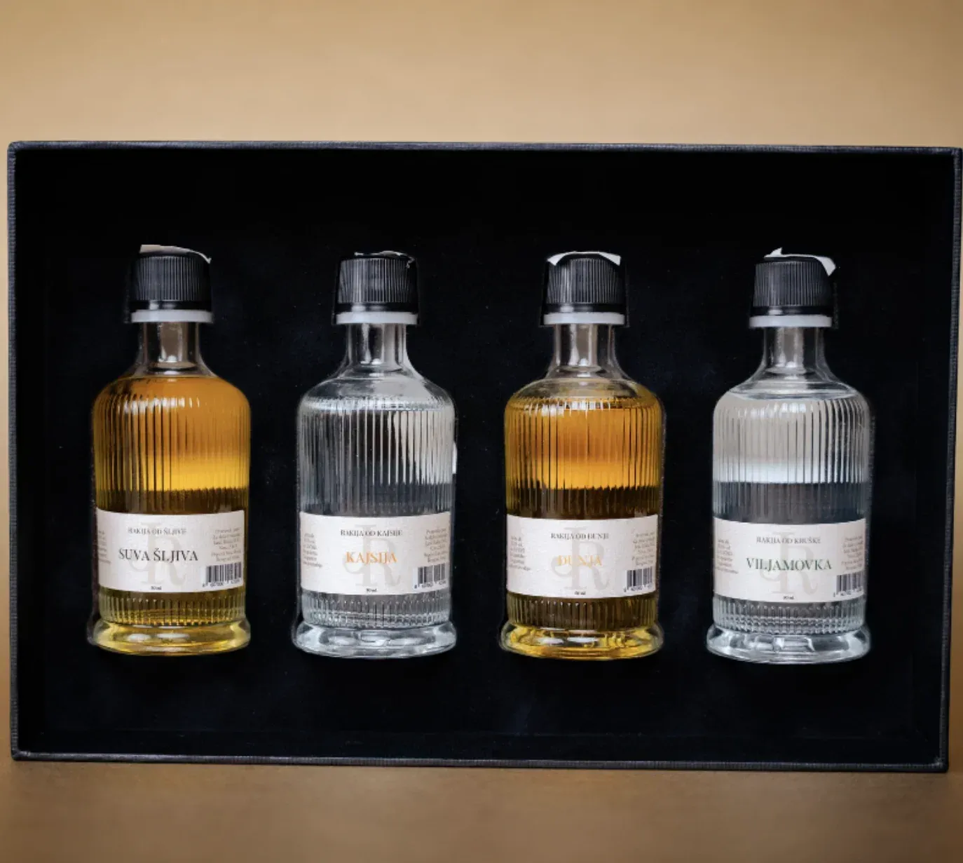 Poklon kutija sa 4 fraklića „Za dušu i prijatelje“ - suva šljiva, viljamovka, kajsija, dunja