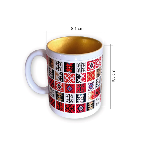 Keramička šolja sa tradicionalnim motivom