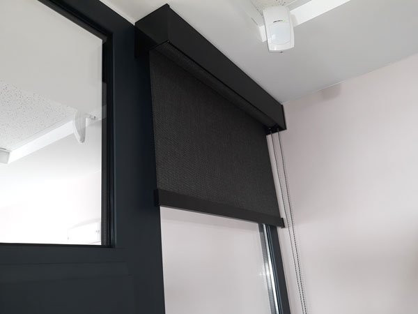 Rolo zavesa crna tekstil, montaža na plafonu 80x220