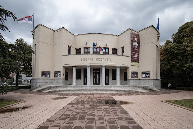 KADA SE ZAVESE SPUSTE