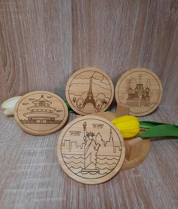 Gravirani drveni podmetači za čaše sa simbolima kraja