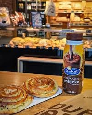 Doručak za poneti –2 x Puž sa sirom i čokoladno mleko